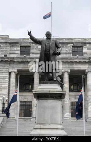 Wellington, Nouvelle-Zélande. Mar 16, 2019. Un nouveau drapeau national de la Nouvelle-Zélande vole en berne devant les édifices du parlement à Wellington, capitale de la Nouvelle-Zélande, le 16 mars 2019. Des hommes armés ont ouvert le feu dans deux mosquées à Christchurch le vendredi, tuant 49 personnes et blessant 48 autres. Credit : Guo Lei/Xinhua/Alamy Live News Banque D'Images