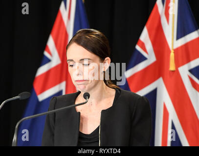 Wellington, Nouvelle-Zélande. Mar 16, 2019. Le premier ministre néo-zélandais Jacinda Ardern réagit au cours d'une séance d'information à Wellington, capitale de la Nouvelle-Zélande, le 16 mars 2019. Jacinda Ardern a rappelé au public le samedi matin que la loi sur le contrôle des armes à feu seront modifiés. Des hommes armés ont ouvert le feu dans deux mosquées à Christchurch le vendredi, tuant 49 personnes et blessant 48 autres. Credit : Guo Lei/Xinhua/Alamy Live News Banque D'Images