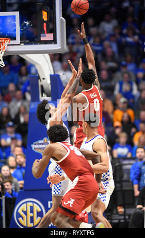 15 mars, 2019 ; Alabama Crimson Tide de l'avant Donta Hall (0) tire la balle contre le Kentucky Wildcats pendant une seconde série de championnat match entre l'Alabama Crimson Tide vs Kentucky Wildcats chez Bridgestone Arena de Nashville, TN (Obligatoire Crédit Photo : Steve Roberts/Cal Sport Media) Banque D'Images