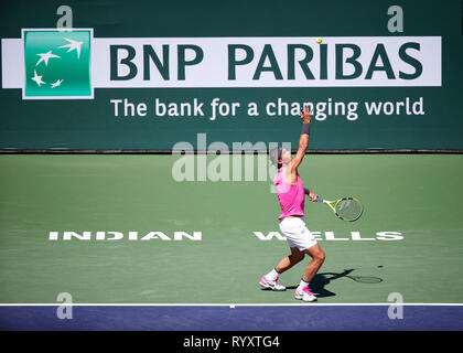 Indian Wells, en Californie, USA. Mar 15, 2019. 15 mars 2019 Rafael Nadal (ESP) sert contre Karen Khachanov (RUS) lors de sa finale à la 2019 BNP Paribas Open à Indian Wells Tennis Garden à Indian Wells, en Californie. Charles Baus/CSM Crédit : Cal Sport Media/Alamy Live News Banque D'Images