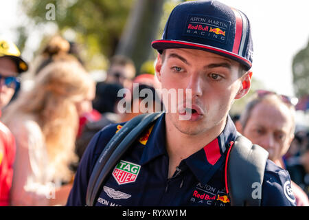 Melbourne, Australie. Mar 16, 2019. MELBOURNE, AUSTRALIE - 16 mars : Max VERSTAPPEN 33 roulant pour ASTON MARTIN RACING RED BULL sur Melbourne à pied avec les fans au cours de la Formule 1 Grand Prix d'Australie 2019 Rolex à l'Albert Park Lake, en Australie le 16 mars 2019. Crédit : Dave Hewison Sports/Alamy Live News Banque D'Images