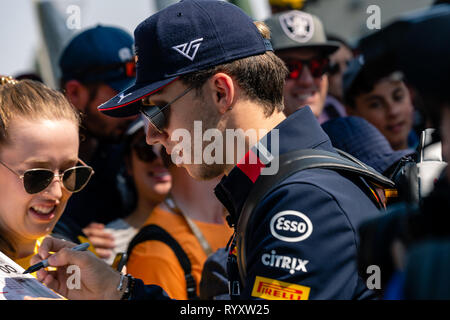 Melbourne, Australie. Mar 16, 2019. MELBOURNE, AUSTRALIE - 16 mars : Pierre GASLY 10 roulant pour ASTON MARTIN RACING RED BULL sur Melbourne à pied avec les fans au cours de la Formule 1 Grand Prix d'Australie 2019 Rolex à l'Albert Park Lake, en Australie le 16 mars 2019. Crédit : Dave Hewison Sports/Alamy Live News Banque D'Images