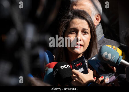 Ines Arrimadas est perçu au cours de la conférence de presse devant le bureau du procureur supérieur de la Catalogne. Ines Arrimadas et Carlos Carrizosa, dirigeants de citoyens, ont présenté à la supérieure de la Catalogne Procureur écrit à poursuivre en infraction pénale contre le Président Quim Torra pour ne pas appliquer l'ordre de retirer les drapeaux de l'indépendance et jaune à partir de balcons et façades de Catalan institutions en fonction de l'ordre de la Commission électorale centrale. Banque D'Images