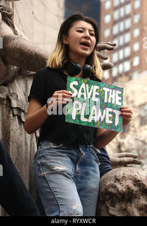 15 mars 2019 - New York City, New York, États-Unis - un étudiant participe à la jeunesse pour le changement climatique mondial et la grève s'est tenue à mars Columbus Circle. (Crédit Image : © ZUMA/Kaszerman Nancy fil) Banque D'Images