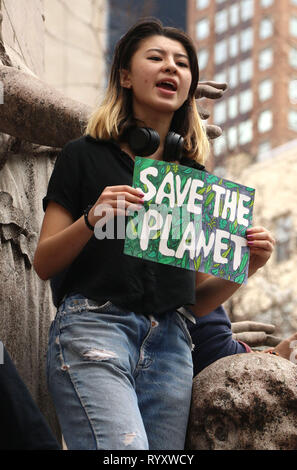 15 mars 2019 - New York City, New York, États-Unis - un étudiant participe à la jeunesse pour le changement climatique mondial et la grève s'est tenue à mars Columbus Circle. (Crédit Image : © ZUMA/Kaszerman Nancy fil) Banque D'Images