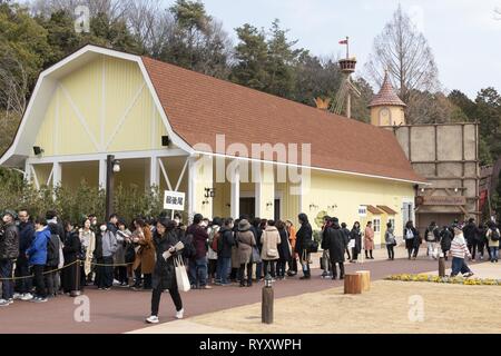 Saitama, Japon. Mar 16, 2019. Les visiteurs se réunissent au cours de la première journée du nouveau parc à thème Moominvalley à Saitama. Le nouveau parc à thème inspiré de la série dramatique de la famille Animation British-Finnish Moominvalley a ouvert ses portes aujourd'hui (16 mars) dans la ville de Hanno, Saitama, près de Tokyo. Credit : Rodrigo Reyes Marin/ZUMA/Alamy Fil Live News Banque D'Images