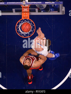 15 mars, 2019 ; Kentucky Wildcats avant Reid Travis (22) définit la balle en contre l'Alabama Crimson une Tideduring s de série de championnat match entre l'Alabama Crimson Tide vs Kentucky Wildcats chez Bridgestone Arena de Nashville, TN (Obligatoire Crédit Photo : Steve Roberts/Cal Sport Media) Banque D'Images