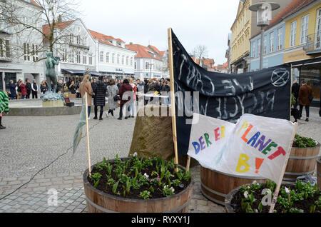 Sonderborg, Danemark - 15 mars 2019 : les écoliers en grève pour le climat à l'hôtel de ville de : Kim Christensen/Alamy Live News Banque D'Images