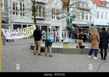 Sonderborg, Danemark - 15 mars 2019 : les écoliers en grève pour le climat à l'hôtel de ville de : Kim Christensen/Alamy Live News Banque D'Images