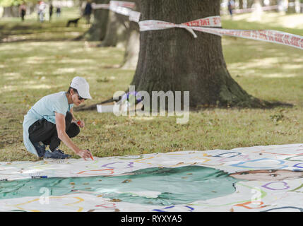 Christchurch, Canterbury, Nouvelle-Zélande. Mar 16, 2019. Les gens écrivent des messages d'espoir sur une grande bâche en plastique en face de la mosquée Al Noor, où 41 personnes ont été tuées. Credit : PJ Heller/ZUMA/Alamy Fil Live News Banque D'Images