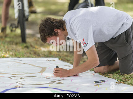 Christchurch, Canterbury, Nouvelle-Zélande. Mar 16, 2019. Les gens écrivent des messages d'espoir sur une grande bâche en plastique en face de la mosquée Al Noor, où 41 personnes ont été tuées. Credit : PJ Heller/ZUMA/Alamy Fil Live News Banque D'Images