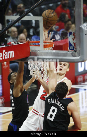 Los Angeles, Californie, USA. Mar 15, 2019. Chicago Bulls' Lauri Markkanen (24) pousses durant un match de basket NBA entre les Los Angeles Clippers et Chicago Bulls Vendredi, 15 mars 2019, à Los Angeles. Les Clippers gagné 128-121. Ringo : crédit Chiu/ZUMA/Alamy Fil Live News Banque D'Images