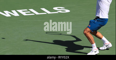 Indian Wells, Etats-Unis. Mar 15, 2019. Le suisse Roger Federer sert pendant le match quart masculin contre Pologne's Hubert Hurkacz au BNP Paribas Open de tennis à Indian Wells, États-Unis, le 15 mars 2019. Federer a gagné 2-0 et se qualifie pour la demi-finale. Crédit : Li Ying/Xinhua/Alamy Live News Banque D'Images