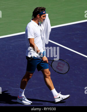 Indian Wells, Etats-Unis. Mar 15, 2019. Le suisse Roger Federer réagit au cours du match quart masculin contre Pologne's Hubert Hurkacz au BNP Paribas Open de tennis à Indian Wells, États-Unis, le 15 mars 2019. Federer a gagné 2-0 et se qualifie pour la demi-finale. Crédit : Li Ying/Xinhua/Alamy Live News Banque D'Images