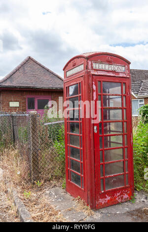 Boîte de téléphone rouge dans un petit village, dans le Nord du Lincolnshire. Banque D'Images