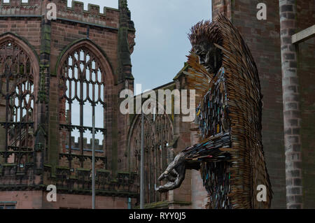 Coventry, West Midlands, Royaume-Uni, le 15 mars 2019. Le couteau sculpture Ange est arrivé à la cathédrale de Coventry. Banque D'Images