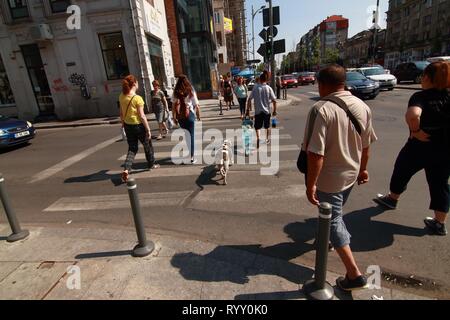 Bucarest, Roumanie - 27 juin 2018 : Les gens traversent la rue au centre-ville de Bucarest. Banque D'Images