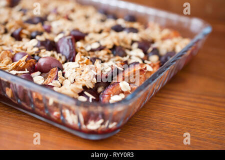 Granola biologique avoine cuit- avec des prunes pour le petit déjeuner Banque D'Images