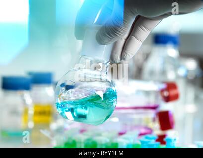 Le mélange et la préparation scientifique une solution chimique au cours d'une expérience dans le laboratoire. Banque D'Images