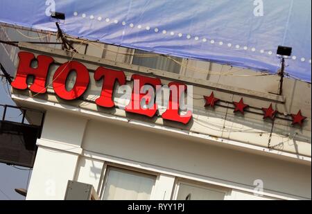 Bucarest, Roumanie - 10 octobre 2018 : un hôtel 5 étoiles logo est affiché sur la façade de l'hôtel Comfort Suites de Bucarest, à Bucarest, Roumanie. Banque D'Images