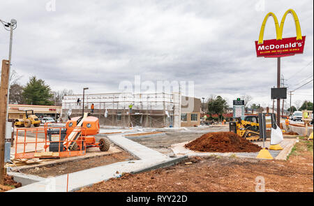 HICKORY, NC, USA-3/14/19 : un remodelage prend place sur un vieux bâtiment du restaurant McDonald. Les travailleurs de la construction visible. Banque D'Images