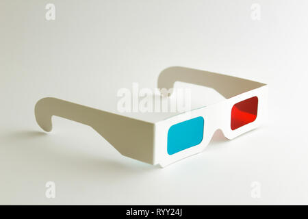 Lunettes en papier tridimensionnel Cyan rouge anaglyphe Banque D'Images