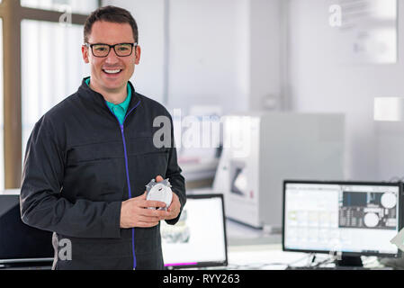 Technicien dentaire dans son laboratoire. Banque D'Images