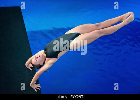 Diver in headphones plateforme de plongée. Banque D'Images