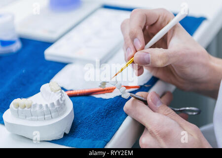 Technicien en dentisterie au travail. Banque D'Images