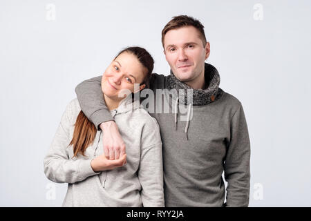 Jeune couple européen contre l'arrière-plan gris blanc Banque D'Images