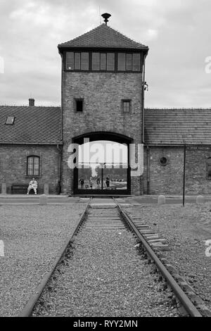 Oswiecim, Pologne - 11 juillet 2018. La porte principale et tour de garde Birkenau-Auschwitz II Banque D'Images