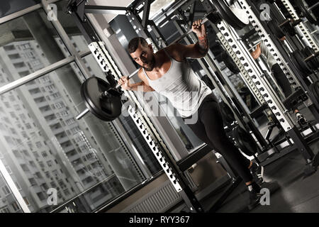 Culturisme. Homme barbu de l'exercice à la salle de sport de l'avant à corps plein motivés shot Banque D'Images