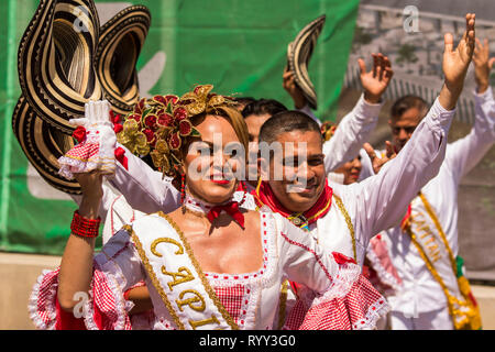 Cumbiamba. La bataille de fleurs est un événement qui a lieu le samedi du carnaval. C'est un défilé de chars, comparsas, cumbiambas, groupes folkloriques de Banque D'Images