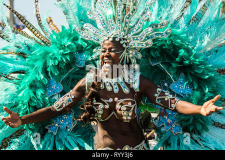 Femme vêtue de costumes de carnaval. La bataille de fleurs est un événement qui a lieu le samedi du carnaval. C'est un défilé de chars, comparsas, cu Banque D'Images