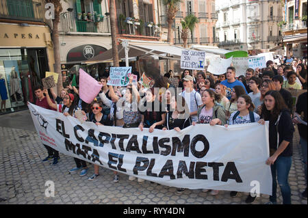 Les élèves vu marchant portant une grande bannière qui dit "Le capitalisme tue la planète' au cours de la protestation. Sous le slogan d'urgence climatique, des milliers de personnes protestent contre le changement climatique et le réchauffement au cours de la grève des étudiants en général. Le mouvement international "vendredi pour avenir", dirigé par les jeunes Suédois étudiant activiste écologiste et Greta Thunberg, la demande d'urgence des mesures pour lutter contre le changement climatique. Banque D'Images