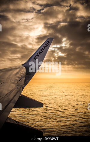 20 AVRIL 2017 Dublin Irlande Ryanair logo dans l'aile de l'avion avec sky, comme l'arrière-plan Ryanair a des vols en Europe4 Banque D'Images