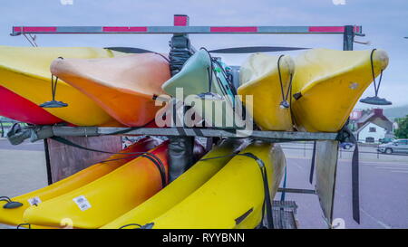 Kayaks colorés sur les transports en Irlande ces kayaks à être utilisé par le locataire les touristes en Irlande Banque D'Images