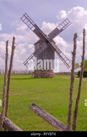 Un typique moulin tréteau en Angla sur l'île de Saaremaa dans l'ouest de l'Estonie Banque D'Images