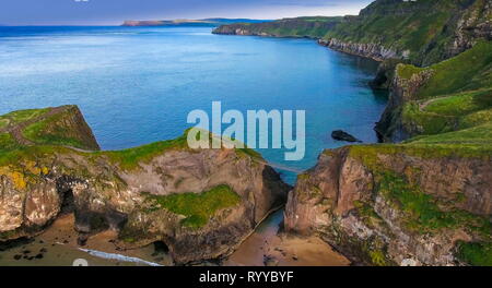 Vue aérienne de la falaise en Carrick-a-Rede en Irlande du Nord vu le bleu de la mer donnant sur la grande falaise Banque D'Images