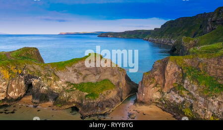 Les gros rochers de la falaise en Carrick-a-Rede. Carrick-a-Rede est un célèbre pont de corde près de Ballintoy dans le comté d'Antrim en Irlande du Nord. Banque D'Images