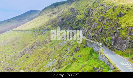 Vue aérienne de la Sky Road et la grande montagne en face de la petite ville de Dingle en Irlande Banque D'Images