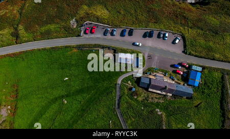 Vue aérienne de l'voitures garées à Dingle Irlande trouvés sur le sommet d'une montagne de l'IPAL en Irlande Banque D'Images