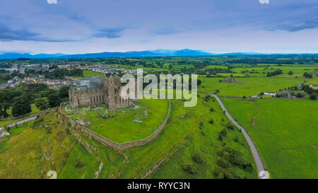 Le rocher de Cashel trouvés dans la colline en Irlande pris dans une vue aérienne est un ancien château pour les rois de l'époque médiévale en Irlande Banque D'Images