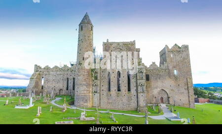 Vue sur le vieux rocher de Cashel et les croix des tombes en face du vieux château en Irlande en Irlande Banque D'Images