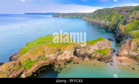 Deux îles de Carrick-a-Rede qui est connecté avec un pont de corde et le grand océan en Irlande en Irlande du Nord Banque D'Images