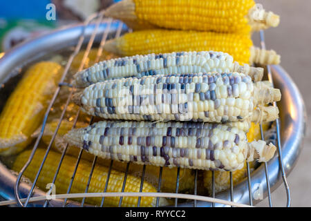 Bouillie de maïs blanc et jaune pour la vente sur le marché de l'alimentation de rue en Thaïlande , close up Banque D'Images