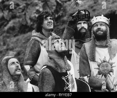 John Cleese, Michael Palin, Terry Jones, Eric Idle et Graham Chapman Film : Monty Python et le Saint Graal (UK 1975) Personnage(s) : deuxième gardien Swallow-Savvy, la mère de Dennis, collecteur de morts, le Roi Arthur Réalisateur : Terry Gilliam & Terry Jones 14 mars 1975 SAF21846 Allstar Photo Library/python (Monty) PICTURES **AVERTISSEMENT** cette photographie n'est pour un usage éditorial uniquement et est l'auteur de Python (Monty) Photos et/ou le photographe attribué par la société de production de films ou & ne peut être reproduite que par des publications dans le cadre de la promotion du film ci-dessus. Un crédit obligatoire Banque D'Images