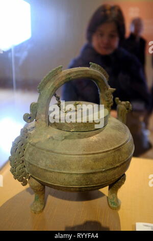 Il tripodic bronze avec poignée de boucle et entrelacé de conception hydras Printemps & Automne (770-476 av. J.-B. C) à Suzhou Museum.Suzhou Jiangsu.Chine. Banque D'Images