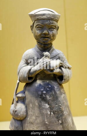 Une plaque de la figure de fonctionnaires avec la boîte dans les mains de la dynastie des Han afficher dans Suzhou Museum conçu par I.M.Pei. Suzhou.la province de Jiangsu en Chine. Banque D'Images