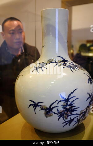 Vase globulaire bleu et blanc avec underglazed peach rouge à partir de la conception d'affichage de la dynastie Qing à Suzhou Museum.Suzhou Jiangsu.Chine. Banque D'Images